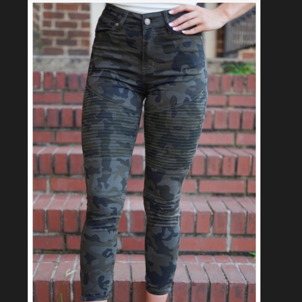 Rosie Daze Boutique CRAZY FOR CAMO SKINNIES-Size 5